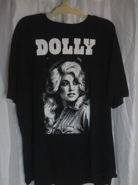 Dolly Parton Graphic Dolly Portrait Tee NWOT